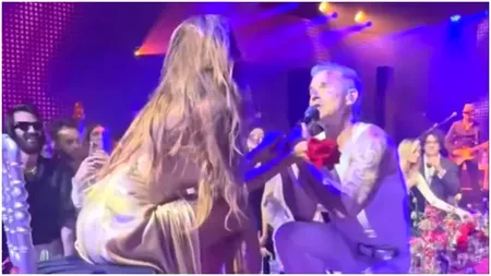 Robbie Williams, în genunchi în faţa Mădălinei Ghenea. Moment special la o petrecere exclusivistă din Italia