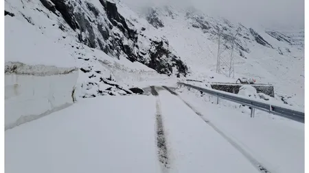 A nins pe Transfăgărășan. S-a depus un strat de zăpadă de zece centimetri. Când se redeschide cea mai spectaculoasă șosea din România