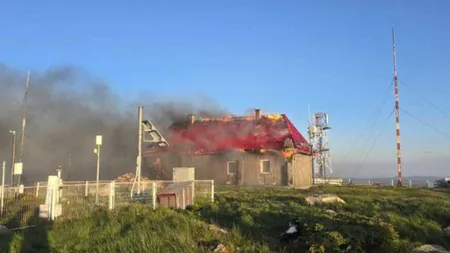 Incendiu pe Vârful Vlădeasa: cabana și stația meteo, cuprinse de flăcări