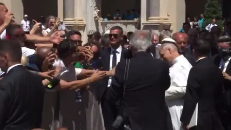 Panică la Vatican! Papa Leon a fost lovit în cap de un obiect aruncat din mulțime VIDEO