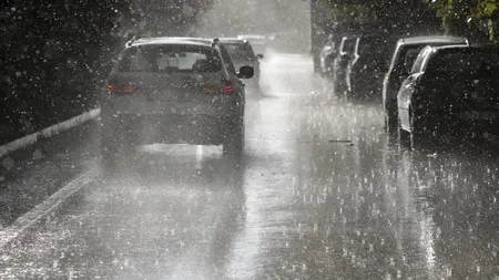 Rupere de nori în București! A plouat ca la potop VIDEO