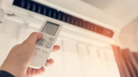 Cum să foloseşti aerul condiţionat fără să îţi crească factura la curent. Trucurile simple care au grijă de banii tăi