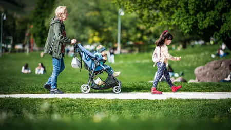 Cât câștigă o bonă în România. Mulți români nici nu visează la asemenea bani: ”Eu, ca doctor, nu ajung la această sumă pe lună”