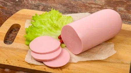 Rețetă de parizer de casă cu ingrediente naturale, fără chimicale. Cum să-ți faci poftele fără să-ți pui sănătatea în pericol