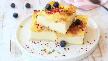 Rețetă de plăcintă cu iaurt. Este desertul ideal dacă vrei ceva fresh, de vară, care se prepară rapid