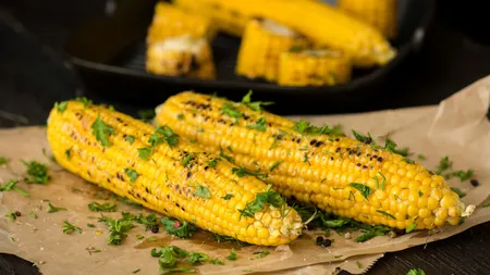 Secretul pentru cel mai bun porumb copt. Ingredientul care îl face de o mie de ori mai delicios