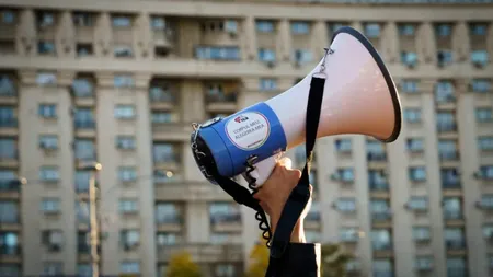 Susținătorii lui Călin Georgescu protestează la Guvern față de majorarea TVA. „Intelectualul” Nicușor Dan, de asemenea criticat: „Tăiați de la voi, nu de la noi”