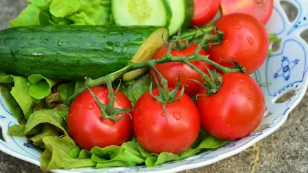 Salmonella după consumul de roşii şi castraveţi: simptome, durată şi prevenţie. Cum recunoşti o intoxicaţie alimentară