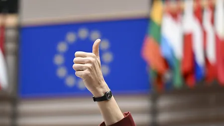 Dezmăţ total pe bani publici. Bugetarii-sinecurişti şi-au votat indemnizaţii mărite de la de la 1.680 lei până la 19.000 lei