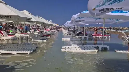 Fenomen ciudat pe Litoral în plin Cod Roşu! Marea a inundat plaja de la Costineşti, şezlongurile 
