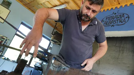 Din Austria, direct în atelierul bunicului din Sibiu. Cum a ales Ovidiu Miclea să fie fierar în Apoș: „M-am întors acasă, că tot aici este mai bine”