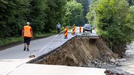 Avertizări de ULTIMA ORĂ. Potop şi inundaţii în 10 judeţe. Urgia loveşte tot judeţele greu încercate de furtunile de Cod Roşu