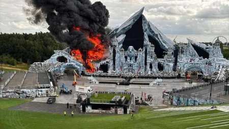 VIDEO Incendiu uriaș la scena principală a festivalului Tomorrowland, degajări mari de fum