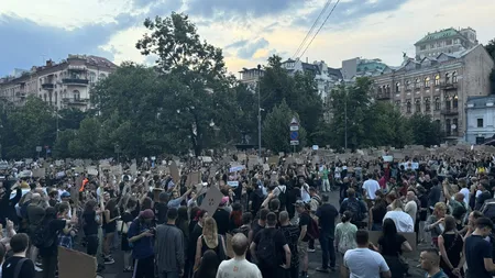 Proteste la Kiev după ce Zelenski a promulgat legea ce vizează reducerea puterii organismelor de combatere a corupţiei