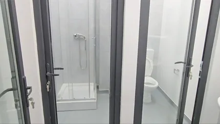 Toalete publice cu uși transparente într-o piață din Pașcani. Lucrările au fost aprobate fără obiecții