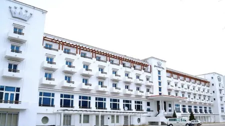 Hotelul Rex din Mamaia, cândva un simbol al luxului, acum o simplă ruină. Clădirea este îngropată sub praf, lacăte și tăcere