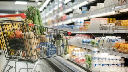 Românii iau cu asalt magazinele şi benzinăriile înainte de scumpirile de vineri, 1 august. Supermarketurile se întrec în oferte pentru a-şi păstra clienţii