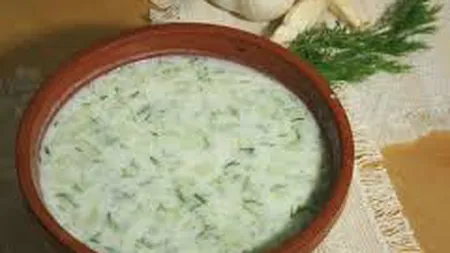 Cea mai delicioasă ciorbă bulgărească de vară. Rețeta de Tarator, ideală pentru zilele fierbinți