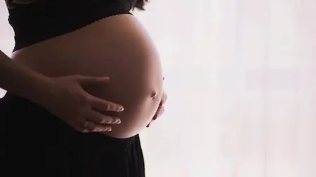 2.000 de lei de la stat pentru femeile însărcinate, după ce li s-a impus CASS pentru concediul de creștere a copilului. Cum pot intra în posesia banilor
