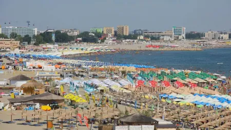 Austeritate în țară, aglomerație pe litoral. Plajele din Eforie, luate cu asalt în cel mai plin weekend al verii