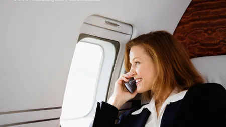 Românii care nu își închid telefoanele în avion riscă să plătească sume uriașe! Avertismentul ANCOM