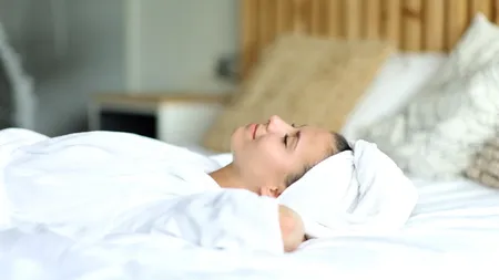 Motivul pentru care nu este bine să dormi cu părul ud. Specialiștii avertizează care sunt riscurile
