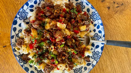 Rețeta verii 2025: paste cu iaurt și carne condimentată. Preparatul delicios care te salvează când nu vrei să stai mult în bucătărie