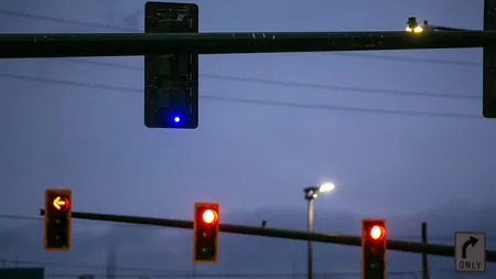 Lumina albastră la semafoare: Cum afectează șoferii care trec pe roșu? Aceștia nu mai pot găsi scuze că au trecut pe galben
