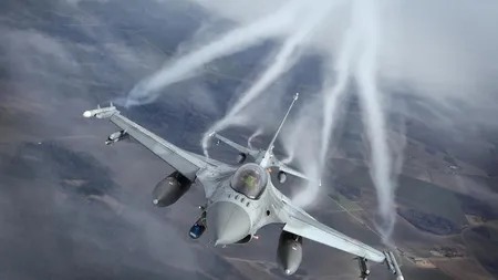 VIDEO Un avion de vânătoare F-16 al Poloniei s-a prăbuşit în timpul pregătirilor pentru un spectacol aerian
