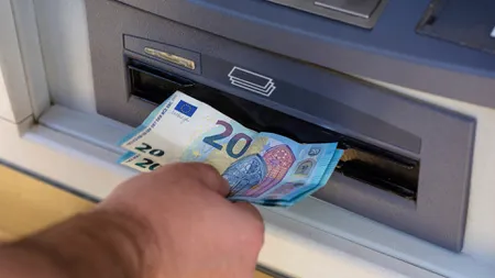 Ce trebuie să faci dacă găseşti bani uitaţi într-un bancomat. Ce sumă maximă poţi opri