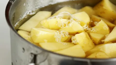 În ce trebuie să fierbi cartofii, pentru un piure cremos și delicios. Trucul dezvăluit de gospodine