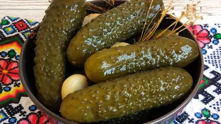 Rețetă de castraveți murați din cărțile vechi de bucate. Cât oțet se adaugă pe kilogram