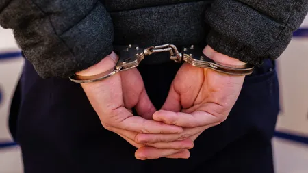 Un interlop extrem de periculos, care a tăiat cu sabia un polițist, a fost prins în Norvegia și adus în țară. Cât va sta la închisoare