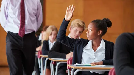 De ce aleg profesorii să se angajeze la privat? Cât câștigă un profesor din ciclul gimnazial la o școală particulară?