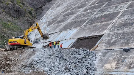 Imagini spectaculoase cu barajul făcut de Ceaușescu. Se lucrează zi și noapte la refacerea construcției care va revitaliza zona Văii Iadului