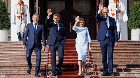 VIDEO Emmanuel Macron, hotărât să o impresioneze pe Maia Sandu, a susţinut un discurs de mai multe minute în limba română: 