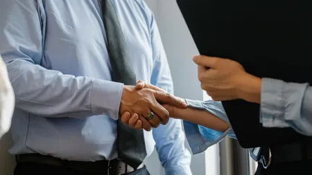 Guvernul concediază, dar și angajează. Se așteaptă CV-uri de la românii care vor să fie șefi în companii de stat. Ministrul Economiei: ”Nu le pot promite mulți bani”