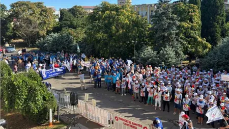 Proteste în toată țara după măsurilor anunțate de Guvernul Bolojan. Profesorii boicotează începutul de an școlar, judecătorii și procurorii au oprit activitatea instanțelor, studenții își cer înapoi bursele