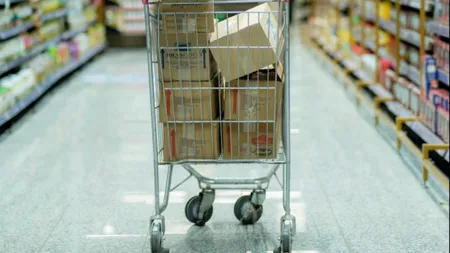 ALERTĂ! Aliment aflat printre favoritele românilor, retras din magazinele Auchan și Carrefour, după moartea a doi oameni infectați cu o bacterie foarte periculoasă