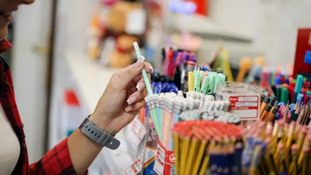 Panică din septembrie: părinții plâng cu gândul la rechizite - costuri între 300 și 1000 de lei, iar liceenii plătesc mai mult!