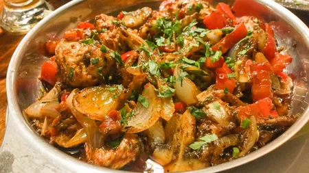 Kavarma, deliciul tradițional al Bulgariei: Rețetă balcanică care îmbină carnea fragedă, legumele și condimentele autentice
