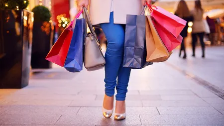 Tot mai mulți români folosesc comparatoarele de preț pentru a face economii. Vezi cum funcționează