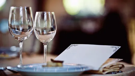 Un bărbat a rămas șocat după ce a descoperit o taxă neașteptată pe bon. Explicația ospătarului este halucinantă: „E ca și cum ai zbura cu un avion privat” 