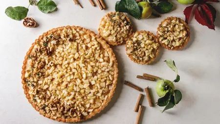 Desert de toamnă ca la bunica acasă: Tartă cu mere și nucă, rețeta care se prepară repede cu ingrediente foarte ieftine