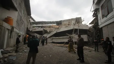 VIDEO Un mort, mulţi dispăruţi și 79 de răniţi în urma prăbușirii unei clădiri din Indonezia. Peste 100 de elevi se adunaseră pentru rugăciune