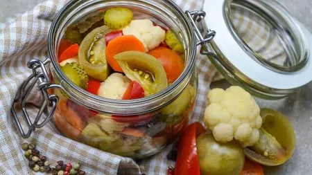 Deliciul toamnei: Murături în saramură cu miere. Nu te vei mai întoarce la varianta clasică după ce încerci rețeta!