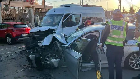 Cod roşu de intervenţie la Constanţa, coliziune gravă între un microbuz şi o maşină
