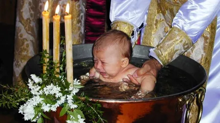 Reacția șocantă a unui preot înainte de ceremonia unui botez! Duhovnicul s-a enervat când a văzut că mama voia să-și hrănească bebelușul: 