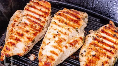 Avem cea mai scumpă carne din ultimii 25 de ani! Prețul alimentelor iubite de români va exploda, iar eliminarea plafonării la alimentele de bază îi va năuci pe cei mai săraci