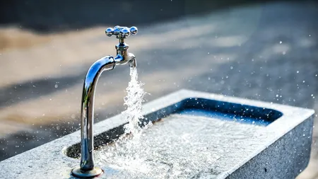 Diferențe uriașe la tarifele pentru apă și canalizare. De ce unii români plătesc facturi duble